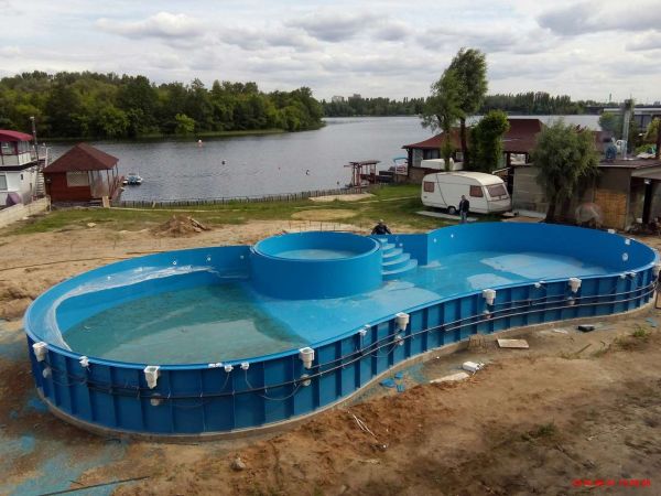 Строительство бассейна, установка закладных