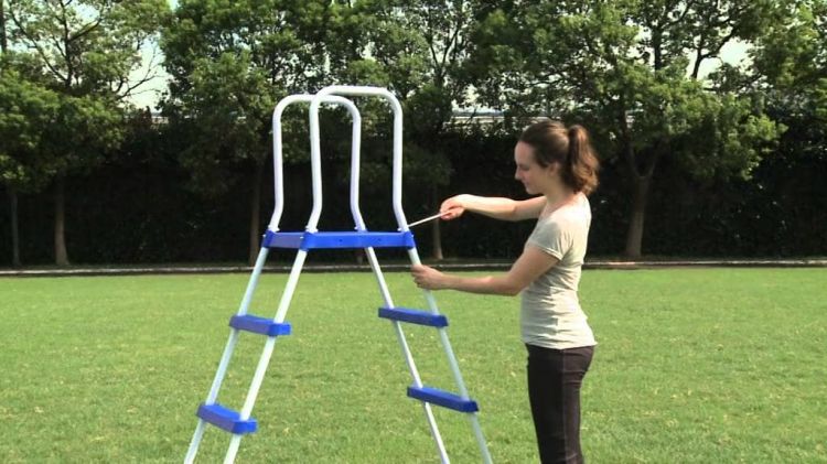 выбор пластиковых лестниц для бассейна