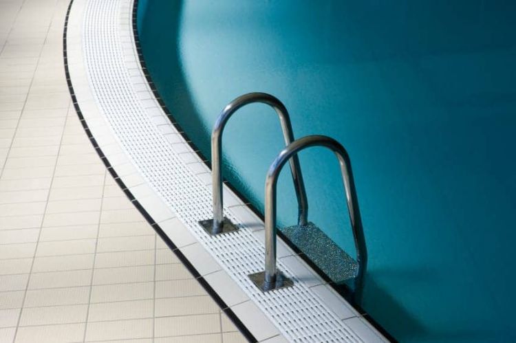виды лестниц для бассейнов